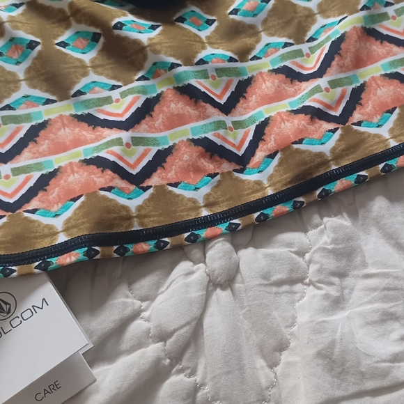 NEW Volcom Rashguard - Picture 5 of 8